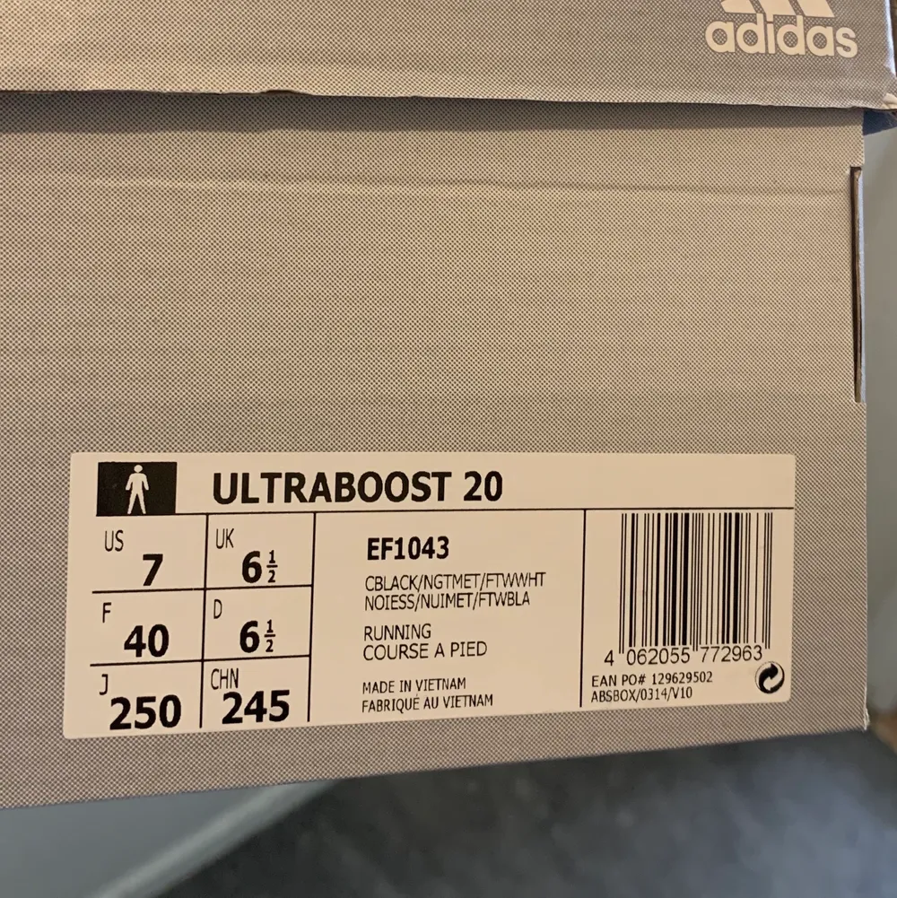 Nyköpta Adidas Ultraboost i strlk 40. Superbekväma skor att ha till jobbet, eller till gymmet då de är löpningsskor. Använt ett par gånger men de är jätte fräscha och i hel skick. Köptes för 1949kr men säljer för 1499kr. Pris kan diskuteras 💕Möts bara upp. Skor.
