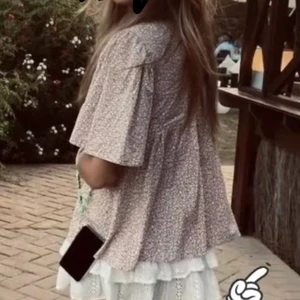 Söker  - Söker den här blusen💞💞hör gärna av dig om du kan tänka dig att sälja den 💞betalar vad som helst💞LÅNAD BILD💞