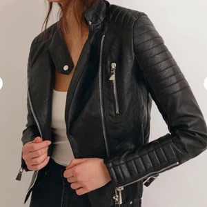 Skinnjacka svart - En skitfin skinnjacka som skulle passa perfekt nu när hösten närmar sig. I toppskick med inga hål osv.