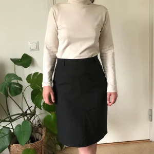 Vintage kjol  - Vintage pennkjol i storlek S. Superfin mörkgrön färg!