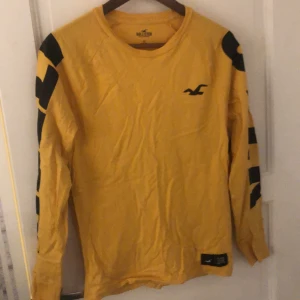Hollister Tröja - XS - Hollistertröja, inte använd. Inga skador eller slitningar. Nypris 399kr. XS men sitter som en S. Säljer då jag aldrig använder den. Köparen står för frakten. 