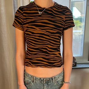 Mönstrad & other stories t-shirt  - Zebra randig t-shirt från & other stories, Använd fåtal gånger 