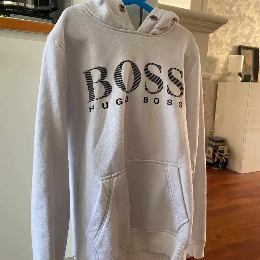 Säljer min Hugo Boss hoodie då den inte används längre. Jättefint skick, tryck på bröstet utan defekter! Storlek S herr, men jag (en tjej) som vanligtvis är s/m har använt den! Frakt ingår i priset (350kr) men kan även mötas upp i Stockholm! 😄. Hoodies.
