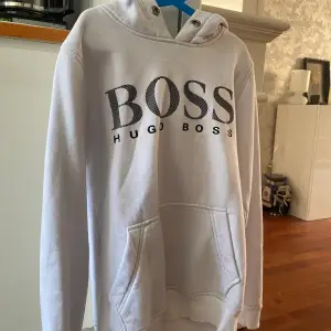 Säljer min Hugo Boss hoodie då den inte används längre. Jättefint skick, tryck på bröstet utan defekter! Storlek S herr, men jag (en tjej) som vanligtvis är s/m har använt den! Frakt ingår i priset (350kr) men kan även mötas upp i Stockholm! 😄