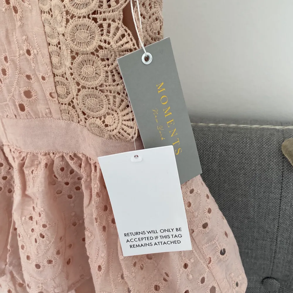 Helt oanvänd superfin rosa klänning! Prislappen och allt är kvar. Nypriset är 1000kr och jag säljer den för endast 399kr, den är köpt på bubbelroom!💕🙌🏼. Klänningar.