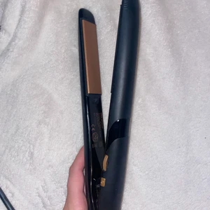 PLATTTÅNG  - Säljer min plattång som är knapp använd från Clas Ohlson. Sparsamt använt & funkar som den ska. Värme på max 200 grader.