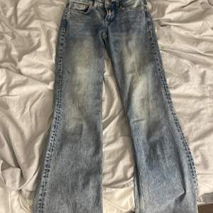 Bootcut jeans ifrån H&M! Säljer då dom inte kommer till användning. Det är en liten fläck på höger ben som säkert går bort med nått medel men märks inte av så mycket! Storlek 32💗 skriv privat för fler bilder!