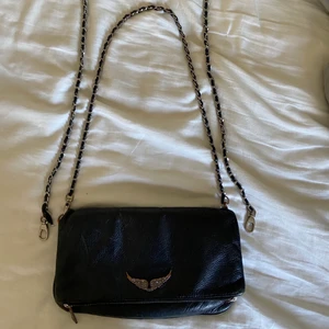 Zadig väska - Säljer nu min Zadig väska, den är väl använd utan några skador! Båda banden kommer med.