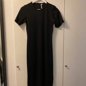 Svart klänning med slits från Lager 157, storlek m/l 