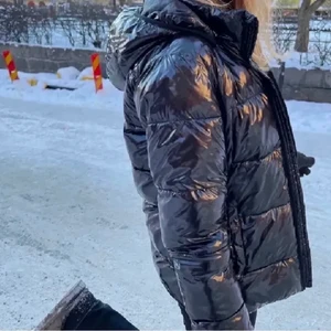 Jacka - Perfekt höst/vinterjacka. Lagom varm och skön i bra skick. Köpt förra vintern för 900kr. Skriv privat för fler bilder🫶🏻. Storlek S. Kan även sälja direkt, så bara hör av dig vid intresse