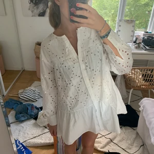 Vit klänning - Så snygg zara klänning som är långärmad och vit😻