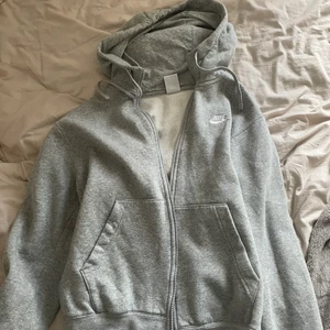 Nike hoddie - Nästan helt ny och kostade runt 500-600 när jag köpte den. Knabbt använd och inga effekter 💗 stor i storleken 