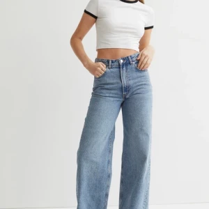 Jeans - Ett par jättefina vida/raka  jeans ifrån H&M som säljs pga att de inte kommer till användning. 