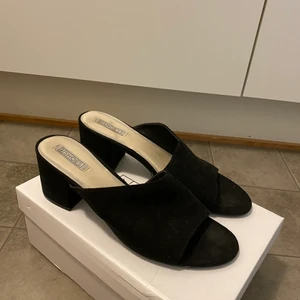 Klackar från Nelly  - Klackar från Nelly, knappt använda, storlek 40 (små i storleken)  Kan skickas, köparen betalar för frakten 