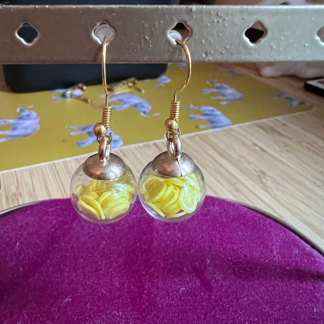 örhängen, citron 🍋 skivor i en kula