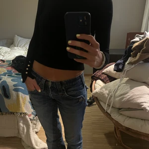 Svart zara tröja  - Så skön svart långärmad tröja från zara med gulddetaljer på armarna! I bra skick, säljer en likadan i beige också 🤓😍🎉🎉💓