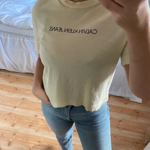 Topp - Tröja från Calvin Klein, använd några gånger men i fint skick! Har tyvärr mest legat i garderoben. Storleken är XS🤎