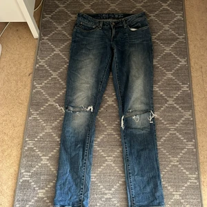 Lågmifjade byxor  -  här ställer jag ett par låg midjade Byxor jag kommer köra ett bud först är det 0 kr och sen får ni avgöra själva hur mycket ni vill ge ha en superbra dag❤️❤️❤️❤️❤️❤️