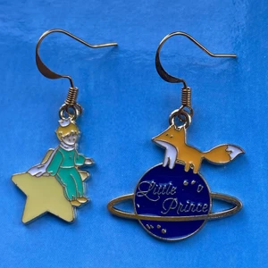 Lilla prinsen örhängen 💙 - Nickelfria krokar och fri frakt 💙