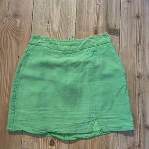 Snygg grön kort kjol från Gina 