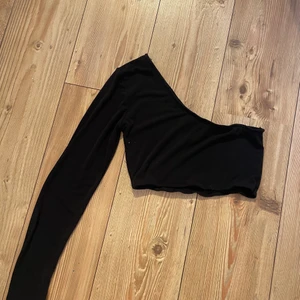 One shoulder topp - Snygg topp med en ärm 