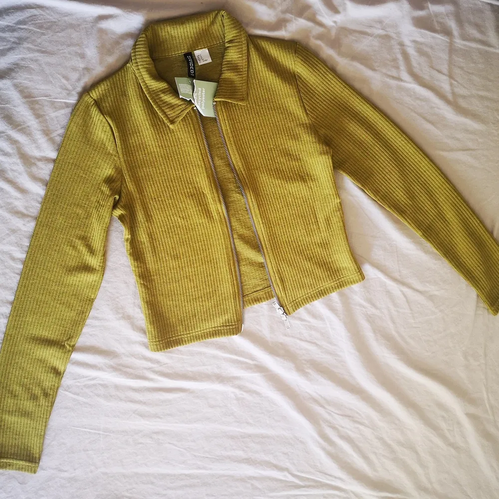  Blouse from H&M with zipper that has never been used. The color is a very pretty green, that you can wear with practically anything. If you live in Lund or Malmö we can meet and I'll give it to you. . Skjortor.