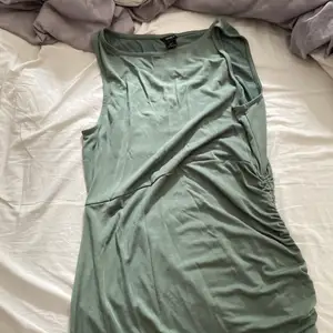 Säljer min gröna sommarklänning som är använd 2 gånger, det är en långklänning med snören på ena sidan! Storlek L Nypris 399