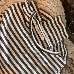 Svart-vit-randig tröja från Pieces - Svart-vit-randig tröja från Pieces. Bortglömd i garderoben. Storlek S.