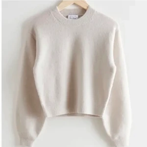 & other stories stickad tröja  - Beige stickad tröja från & other stories💕 Fint skick och väldigt mysig! Storlek S! 