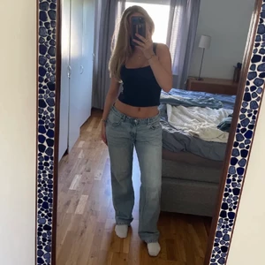 Low rise jeans från weekday - Skit snygga lågmidjade jeans från weekday. Storlek W31 L32 men passar mig som har S / 38 och är 167. Toppenskick! Fraktar spårbart för 57kr💕💕