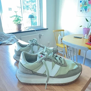 New balance - Köpta detta året. Felfritt skick. Storlek 37. Nypris 1000kr