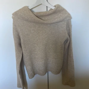 Stickad tröja  - Säljer stickad offshoulder tröja 
