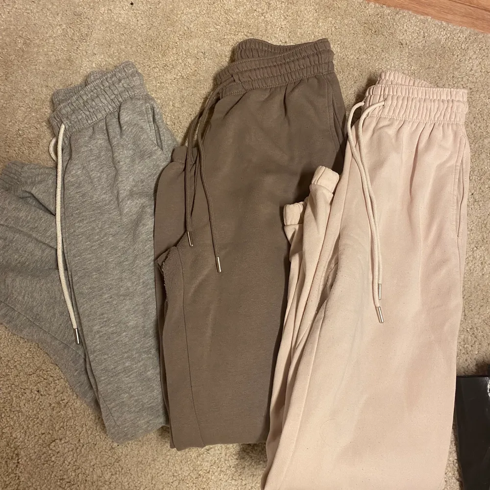 ❌Grå är såld och Bruna också❌Grå och rosa xs brun/beiga s, supersköna. 1 för 90 2 för 150 och alla för 160. Farkut & Housut.