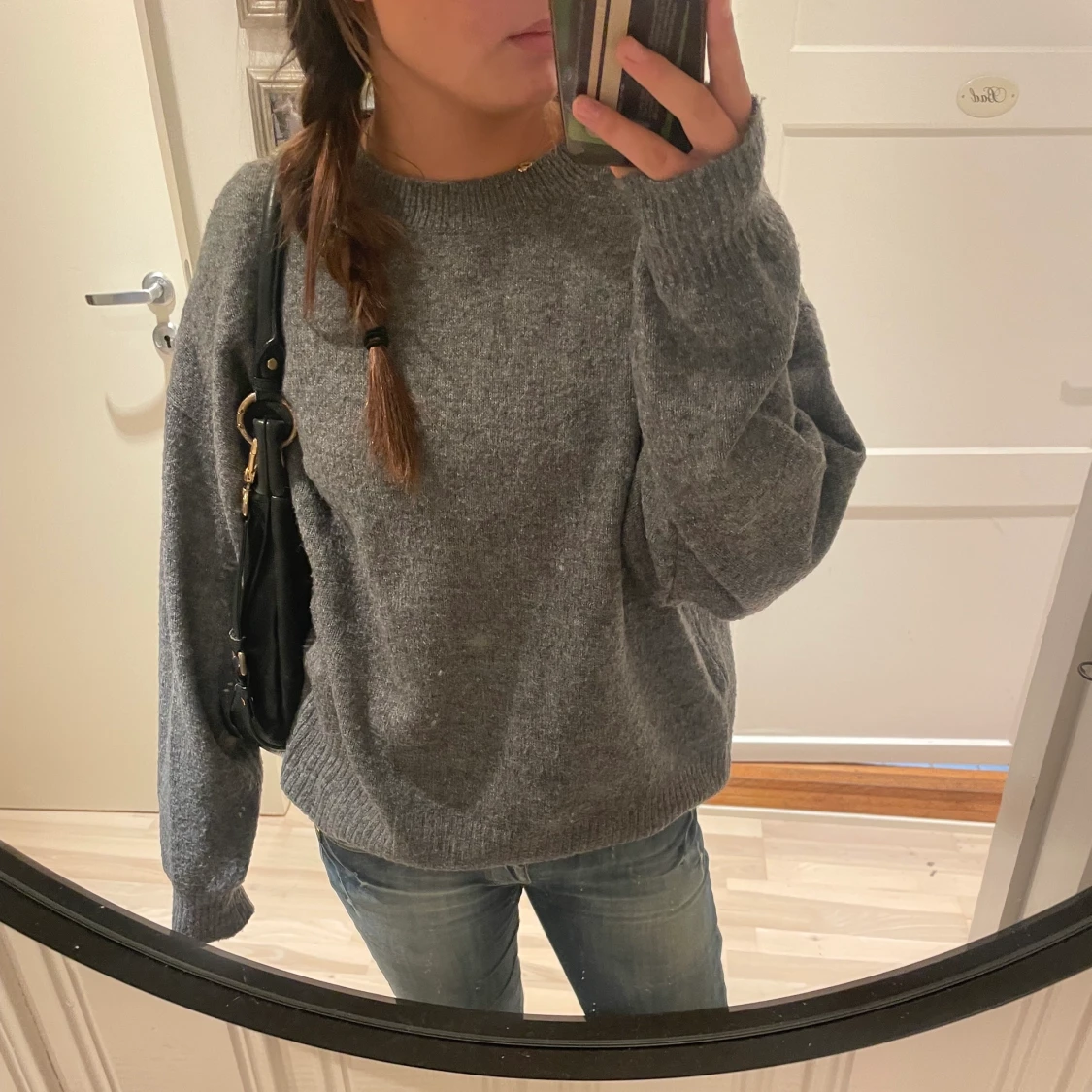 Grå stickad tröja