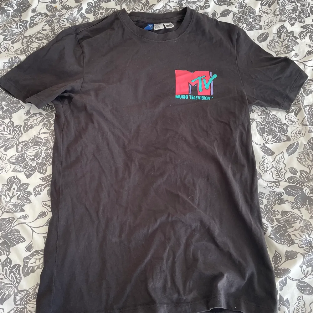 MTV tröja i bra skick och i storlek XS men skulle säga att den är som en M!. T-shirts.