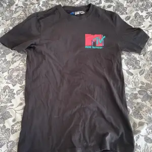 MTV tröja i bra skick och i storlek XS men skulle säga att den är som en M!