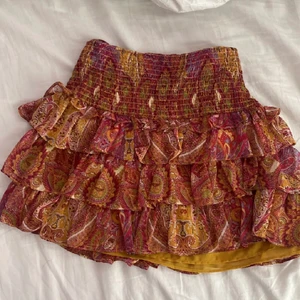 Zara kjol  - Intressekoll på denna superfina zara kjol! Använd några gånger men inga defekter alls! Helt som ny! Kjolen är i storlek S❤️ (lånad bild) skriv privat för fler bilder/ funderingar! 💋💋 kan mötas i Stockholm eller frakta! Spårbart såklart !❤️