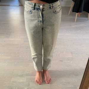 Säljer dessa fina jeans från ginatricot, storlek 38 men stretchig så passar 36-40 oxå💗jättefin färg men förkorta för mig som är 168