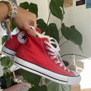 Converse - Säljer mina röda converse som jag köpt här på plick, ej använda och förra säljaren använde fåtal gånger ✨bilden är lånad✨ superbra skick❤️