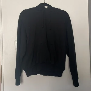 Svart hoodie HM - Fint men använt skick. Liten i storleken. 