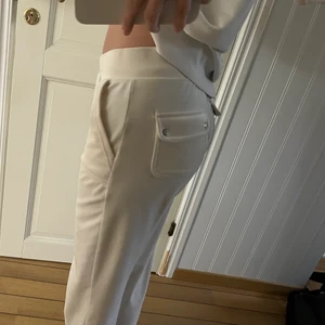Juciy byxor - Har ett par vita juicy byxor jag tänkt sälja. Storlek M, sitter lite stort på mig som normalt har S. Dom är i bra skick. Kan även tänka mig att byta mot ett par i storlek S. Helst gråa!🥰