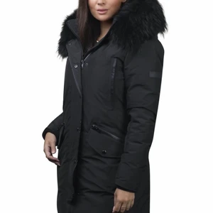 S-M - Jag säljer min jacka pågrund av att den är stor på mig jackan är storlek s men passar mest för storleken m jackan är bara använd i 3 månader den är i bra skick kan skicka mer bilder på den och hur den sitter osv❤️