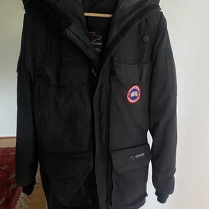 Canada Goose jacka - Äkta canada goose jacka köpt för några år sedan. Används inte längre, den är i bra skick och pälsen med. Superskön jacka, funkar för nästan alla storlekar beroende på hur man vill att den ska sitta:) priset går att diskutera vid snabb affär