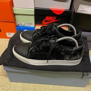 Lanvin skor - Lanvin velvet skor i storlek Uk7, sitter som en 42-43. Ett par små skador på skorna men som går att fixa lätt. Dustbag + org box följer med. Skicka gärna iväg ett pm vid intresse eller frågetecken! 