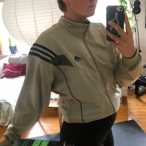 Adidas hoodie - Adidas tröja med zip utan luva. Storlek S/M. Passar även en L skulle jag säga. Dragkedjan är 60cm, arm+mudd är 75cm. Använder iphones mätverktyg så the accuracy kan svaja.  
