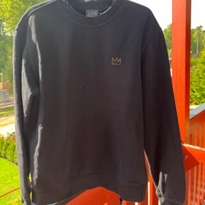 Hov1 tröja - Svart hov1 sweatshirt med broderad guldig krona. 