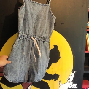 Jeans playsuit  - Kortbent byxdress i jeans från cheap monday storlek 38. Knappt använd. Väldigt söt! 