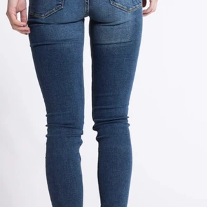 Jeans - Blåa jeans! Använda en gång så inget fel på dom alls! Dom har blivit försmå och därav ja inte kan ha dom