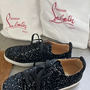 Louboutin  - Storlek 45. Riktigt fräscha använda endast 1 gång. Väldigt sällsynta köpta i london för 625 pund som motsvarar 7700 i svenska kronor. 