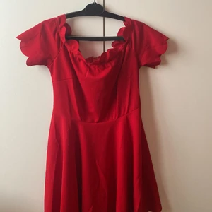 Klänning  - Aldrig använd  Har bara testat den  Sitter bra  Håller ej värmen 